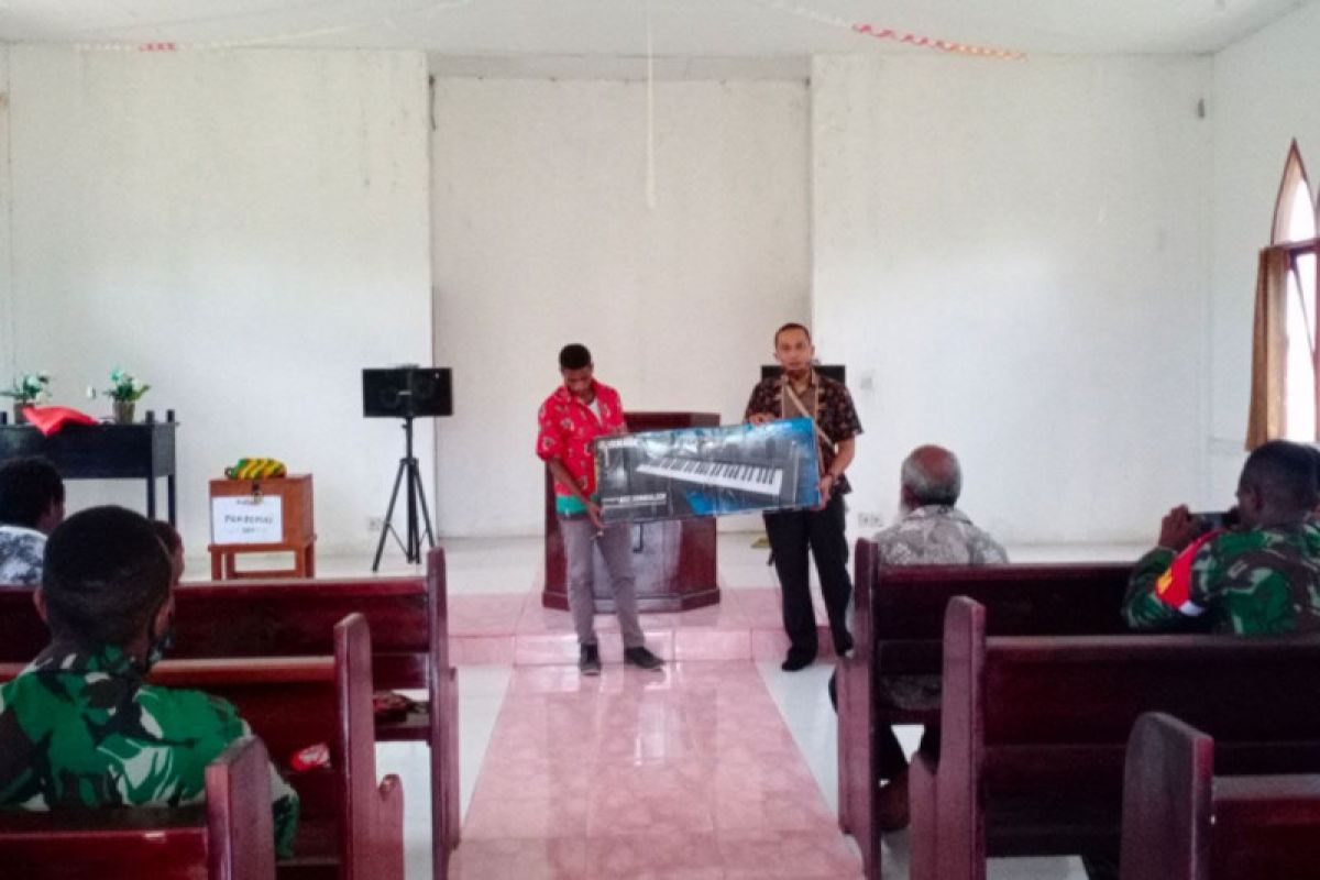 Kodim 1711 Boven Digoel bantu keyboard ke jemaat gereja