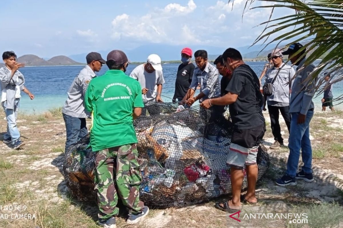 DLHK bersama IAGI bersih-bersih sampah di Pulau Kenawa