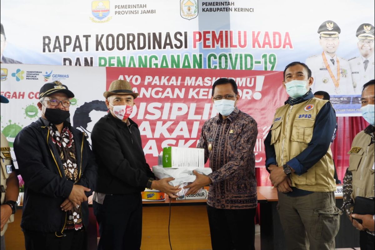 Pjs Gubernur Jambi serahkan bantuan alat kesehatan untuk penanganan COVID-19 di Kabupaten Kerinci