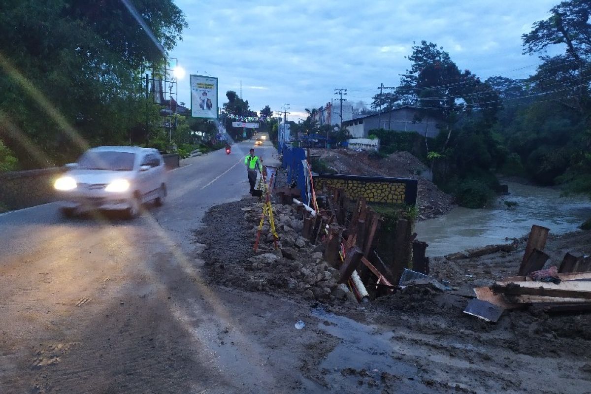 Ruas jalan retak, jalur Pematangsiantar - Medan terancam putus