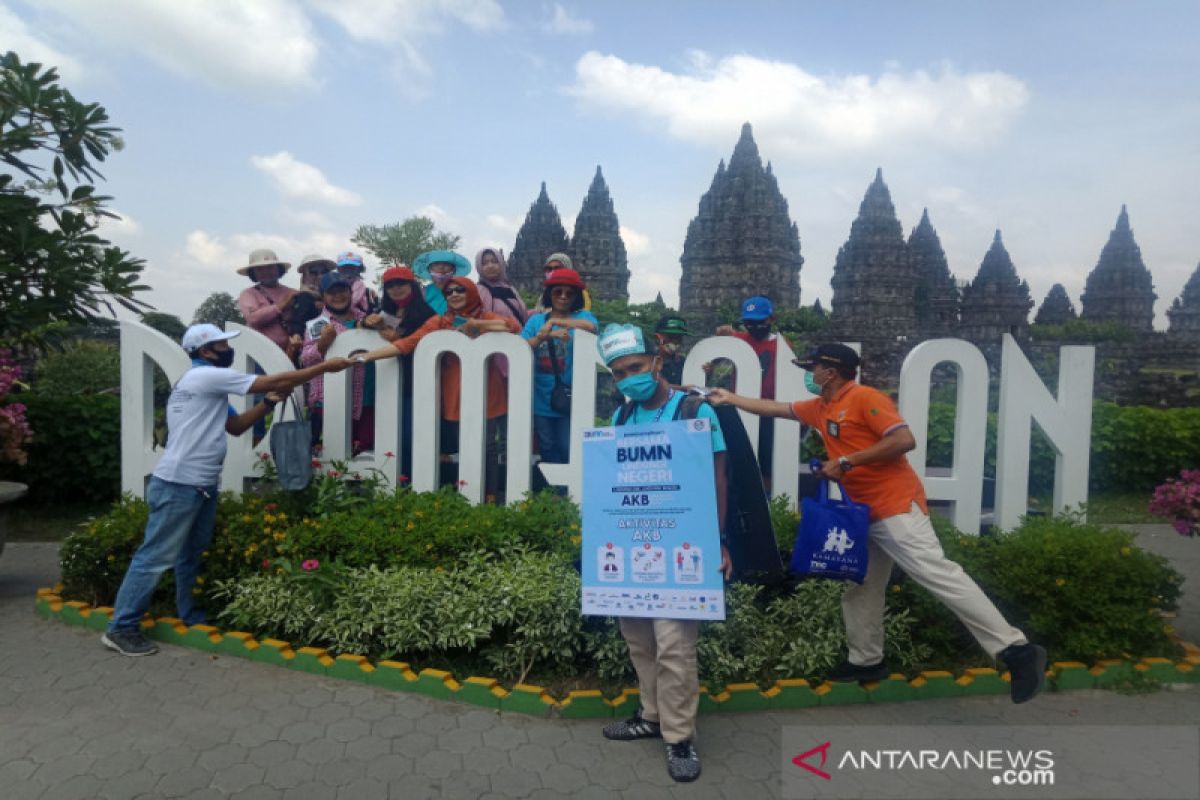 Satgas COVID-19 BUMN membagikan 1.000 masker di Candi Prambanan