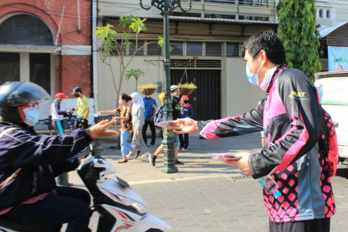 Gowes bareng, Smartfren berbagi masker di Semarang