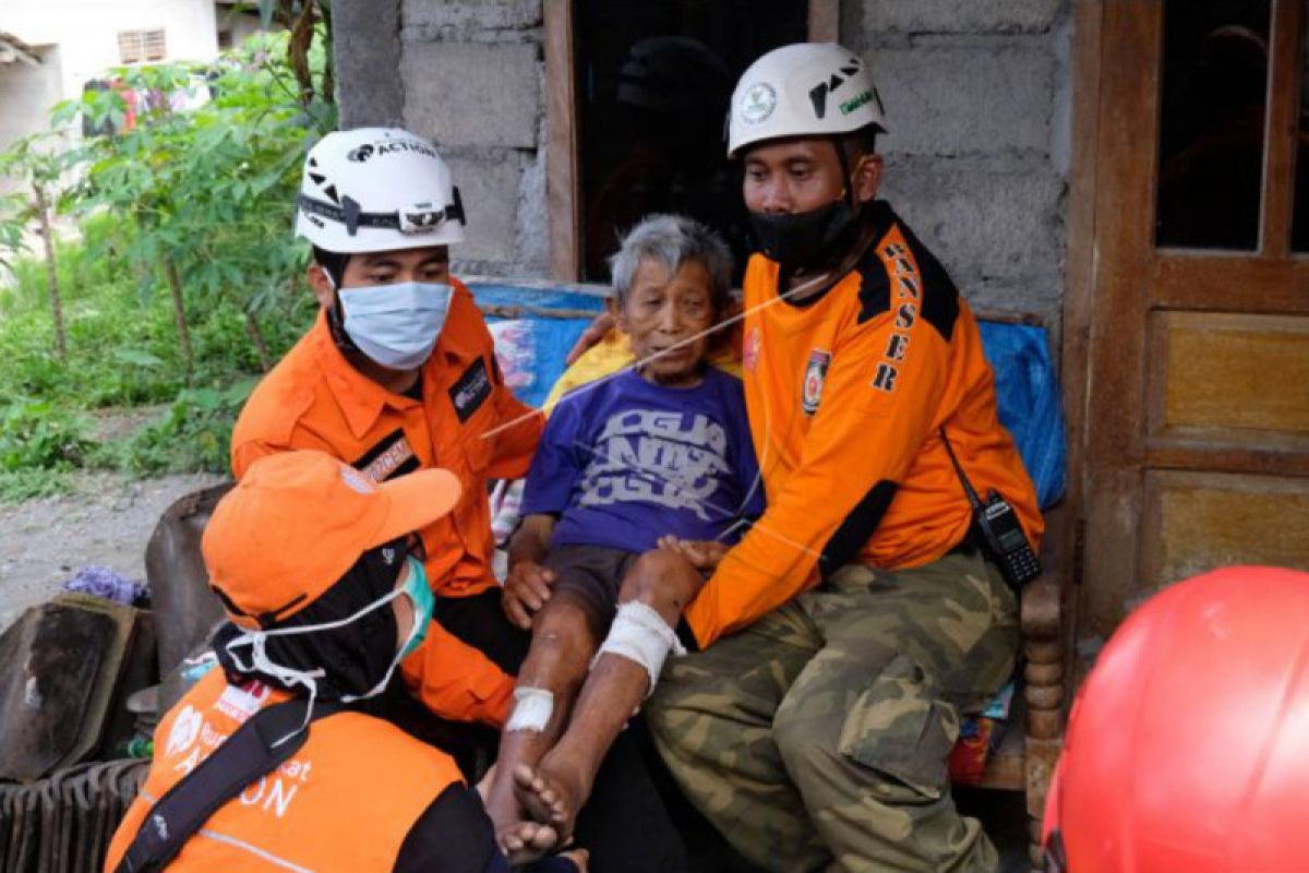 Warga kelompok rentan di lereng Gunung Merapi mulai diungsikan