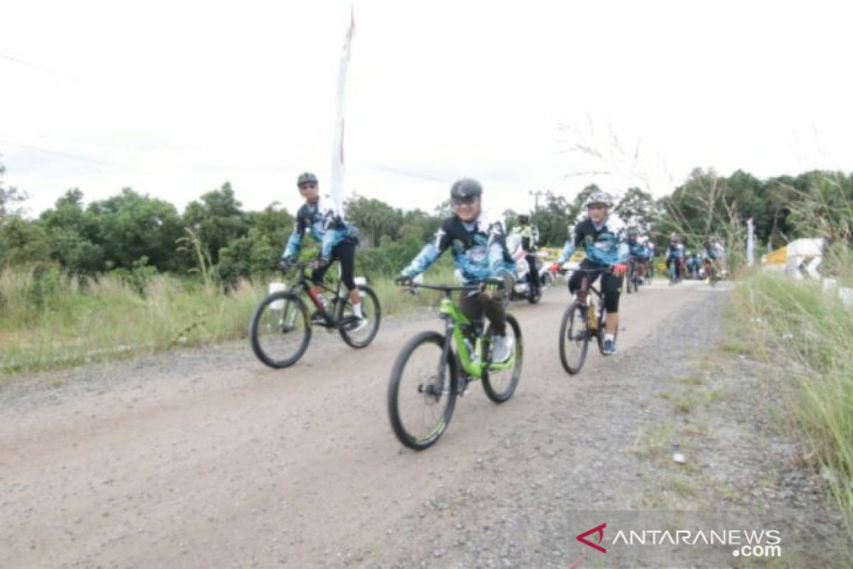 Gerimis tidak halangi Gubernur Erzaldi gowes rayakan HUT Lanal Babel