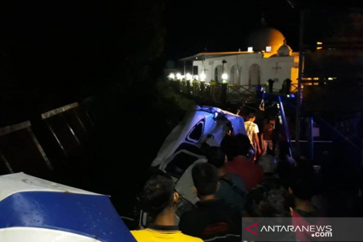 Minibus tabrakan dengan kereta api, masuk sungai di Pariaman