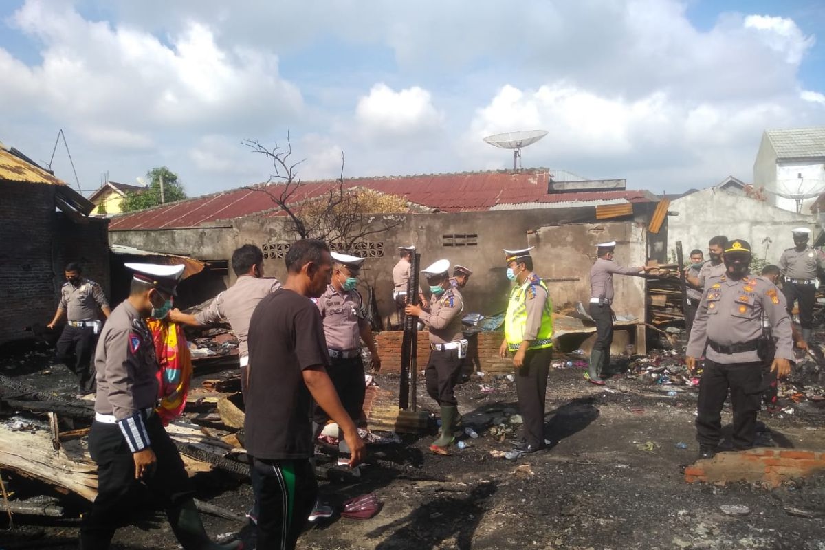 Polisi bersihkan puing-puing kebakaran rumah di Lhokseumawe