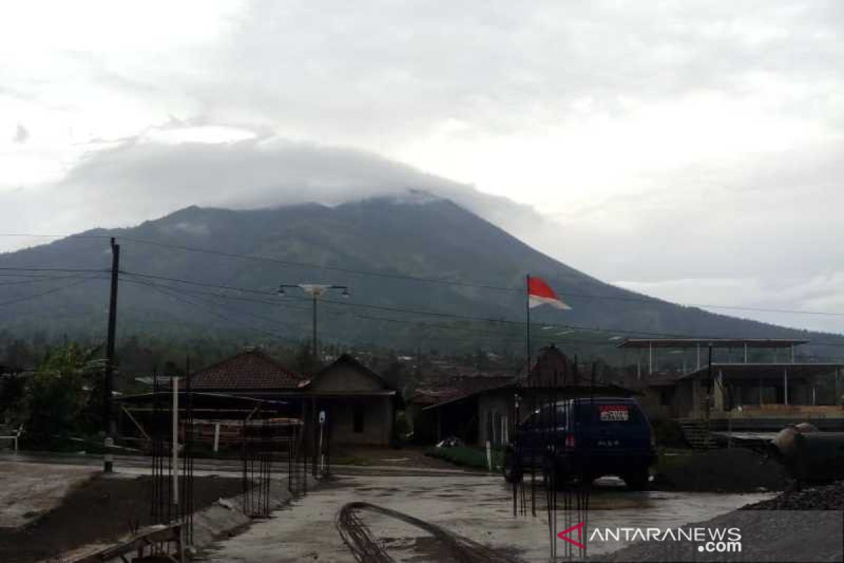 Warga lereng Merapi nyalakan api unggun tiap malam depan rumah