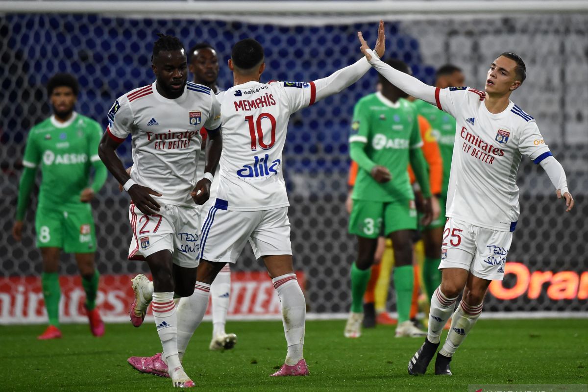Liga Prancis - Lyon bangkit kalahkan Saint-Etienne 2-1