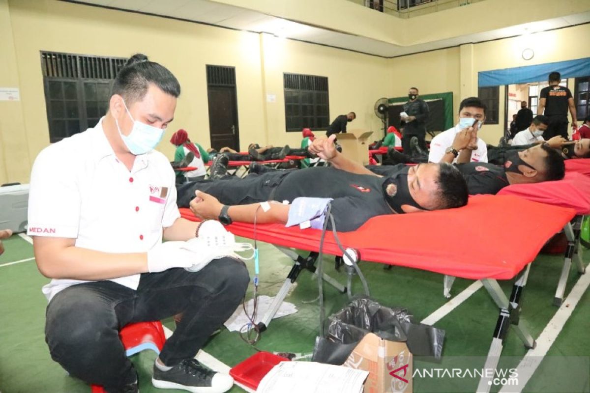Personel Brimob Polda Sumut donorkan darah jelang HUT ke-75
