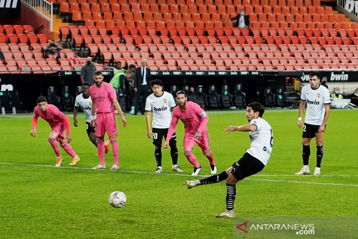 Tiga penalti dan gol bunuh diri buat Real Madrid takluk di Valencia