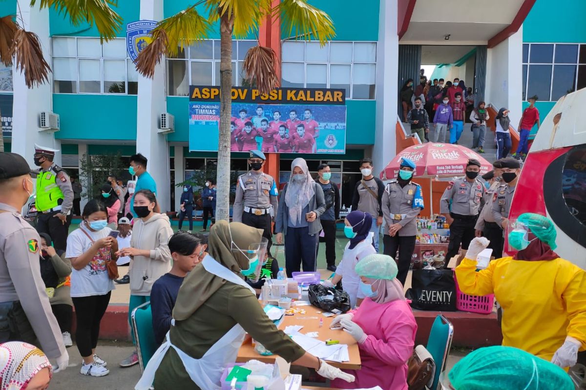 Dinkes Kota Pontianak tes usap COVID-19 pengunjung warung kopi dan stadion