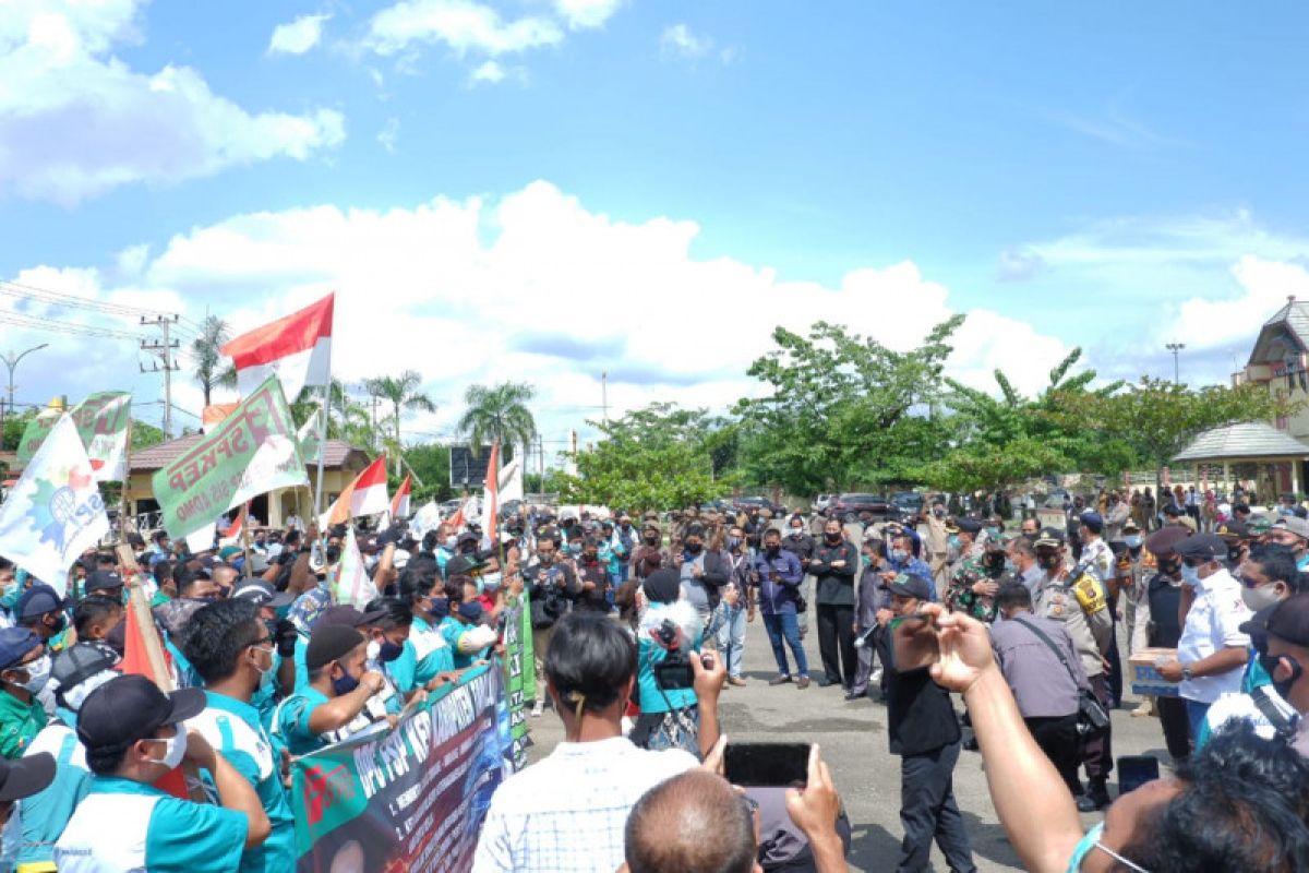 Serikat pekerja Tabalong gelar aksi damai