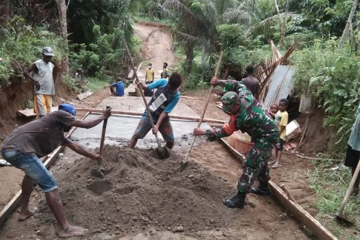 Babinsa kerja bakti lakukan pengecoran jalan Kampung Barapari