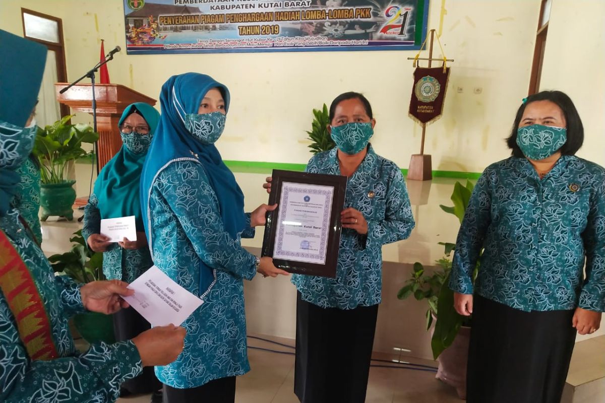 Norbaiti Serahkan Hadiah Lomba ke TP PKK Kubar