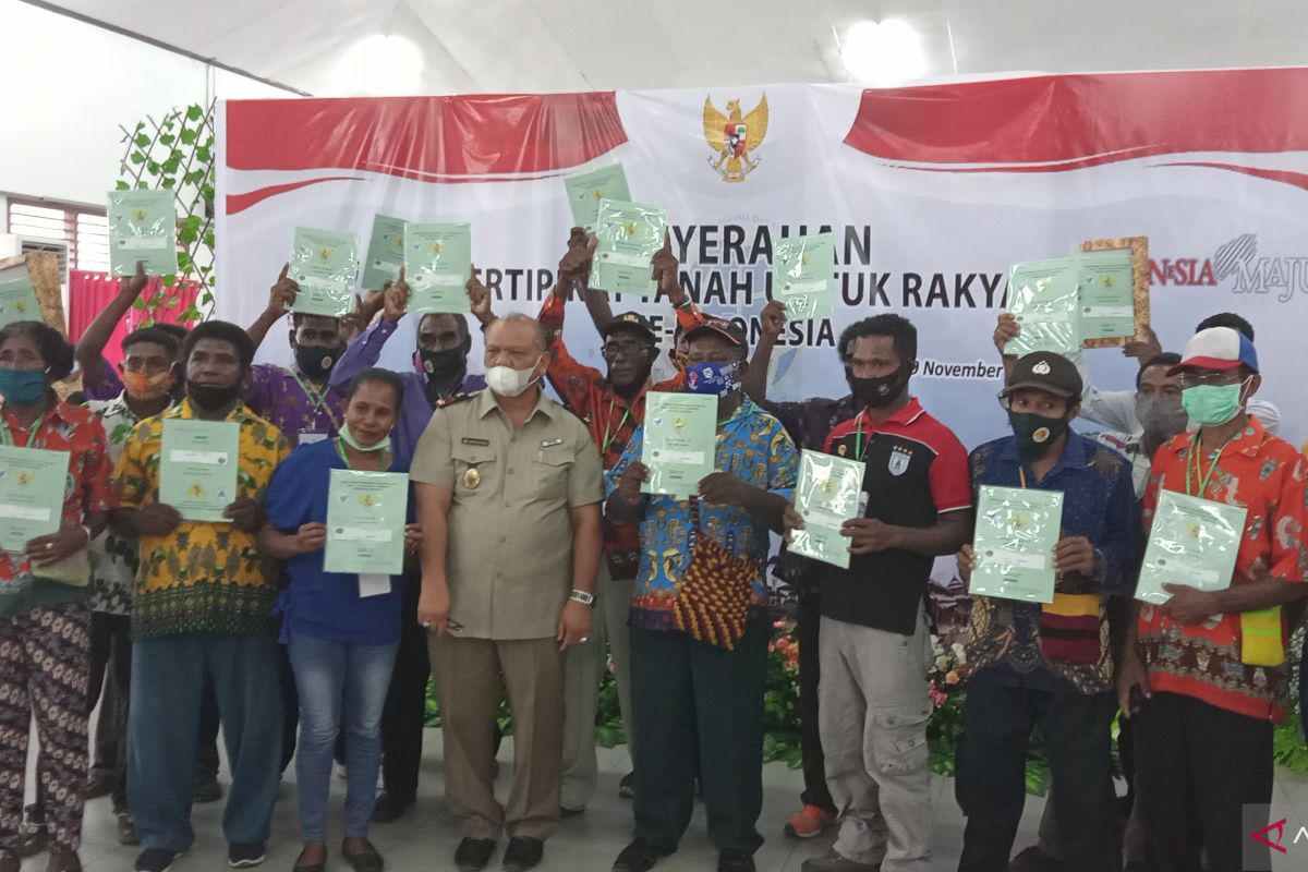 273 warga Distrik Sorong kepulauan terima sertifikat tanah gratis