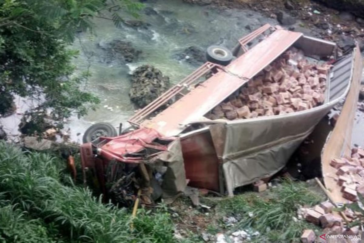 Truk bermuatan mie instan jatuh ke jurang Jonggol-Cianjur, satu orang tewas