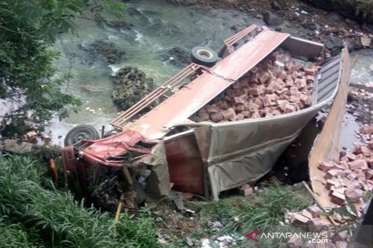 Truk bermuatan mie instan terjun ke jurang sedalam 40 meter, sopir truk tewas