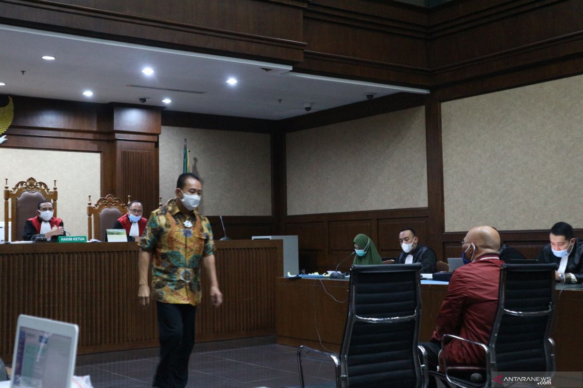 Djoko Tjandra  menangis saat jadi saksi di sidang jaksa Pinangki Sirna