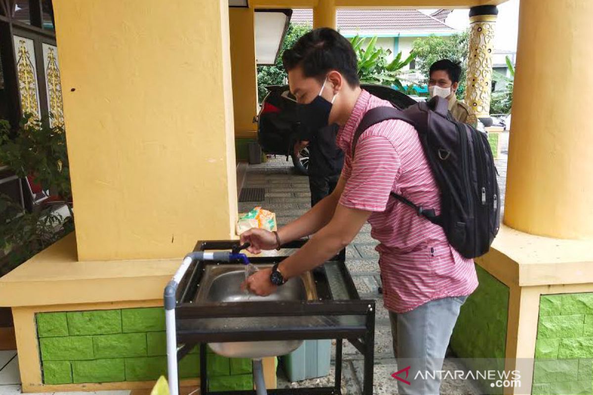 Pengecekan suhu tubuh masih diberlakukan saat masuk kantor Pemkab Bartim