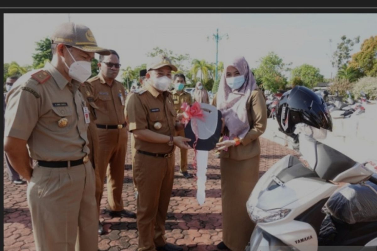 Ratusan bidan di Tanah Bumbu terima kendaraan dinas