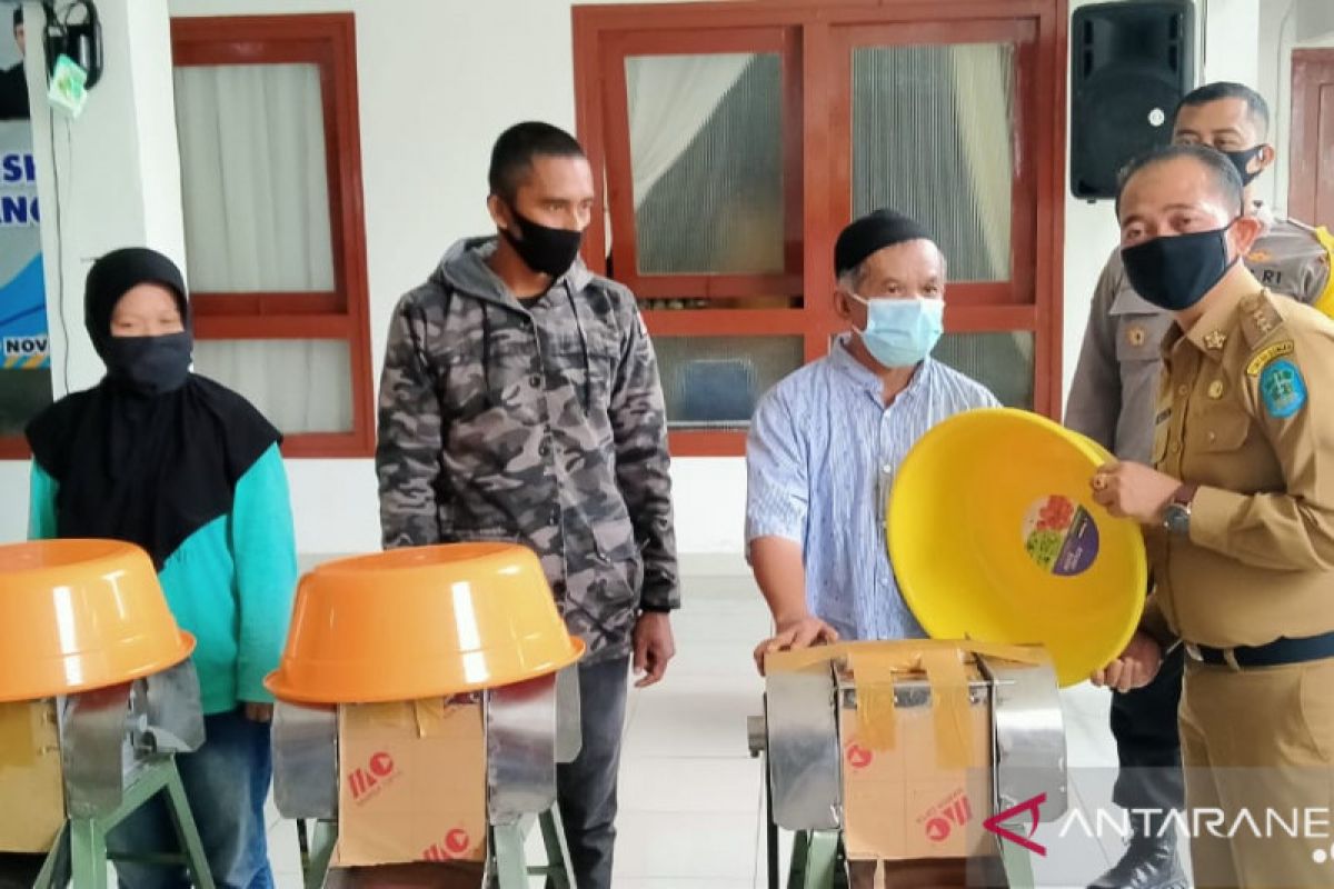 Pemkab Bangka salurkan bantuan 50 unit mesin parut kelapa