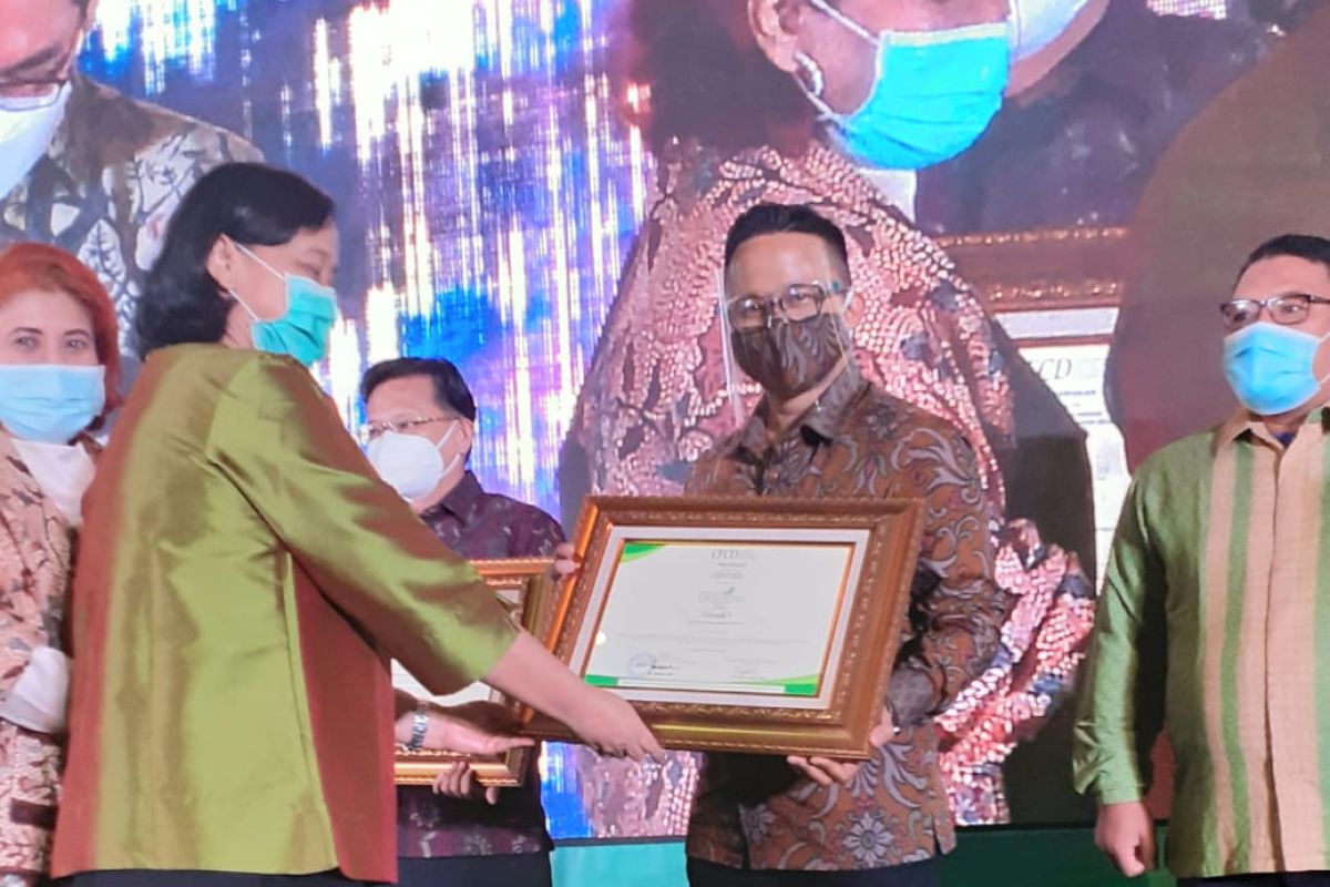 PT BIB Tanah Bumbu terima penghargaan bidang CSR