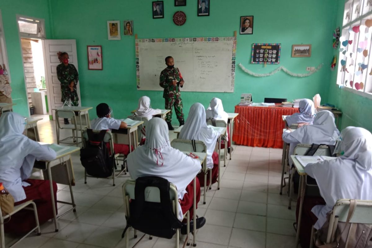 Siswa SD di Aceh Jaya dapat sosialisasi penerapan Prokes dari TNI