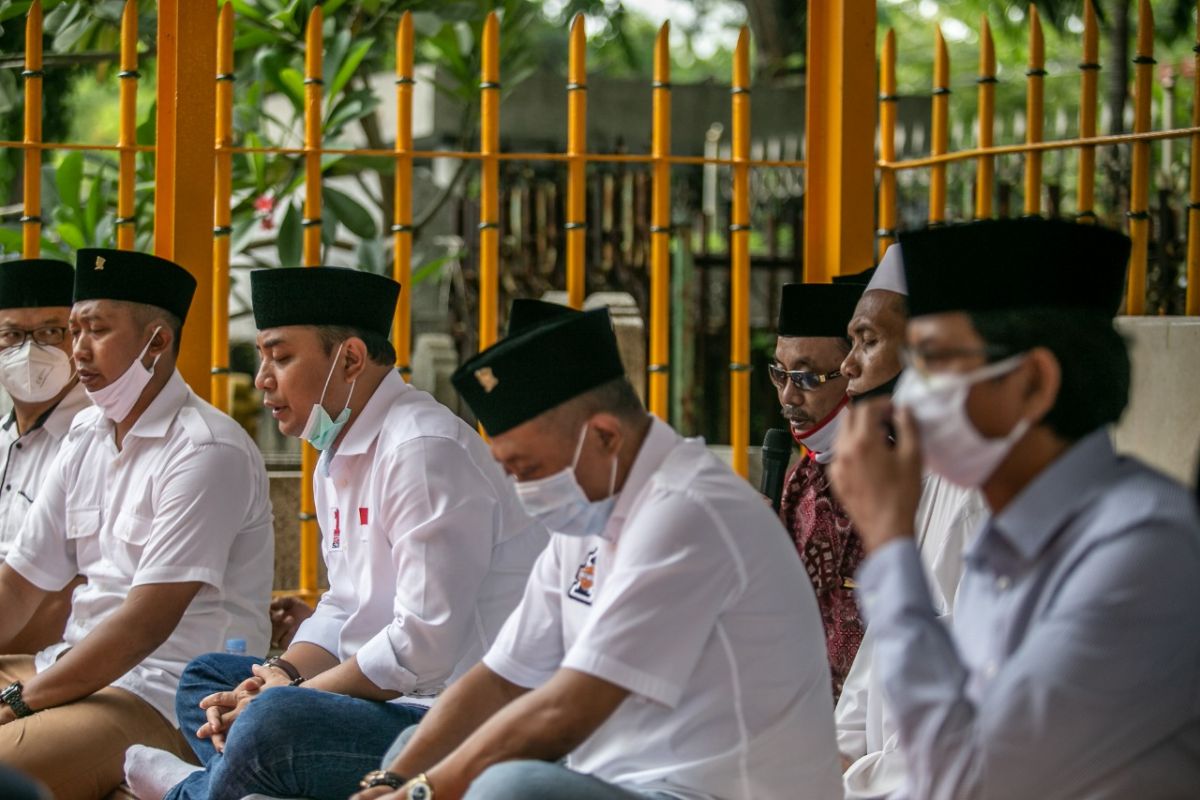 Paslon Eri-Armuji ziarah ke tiga makam Pahlawan Nasional di Surabaya