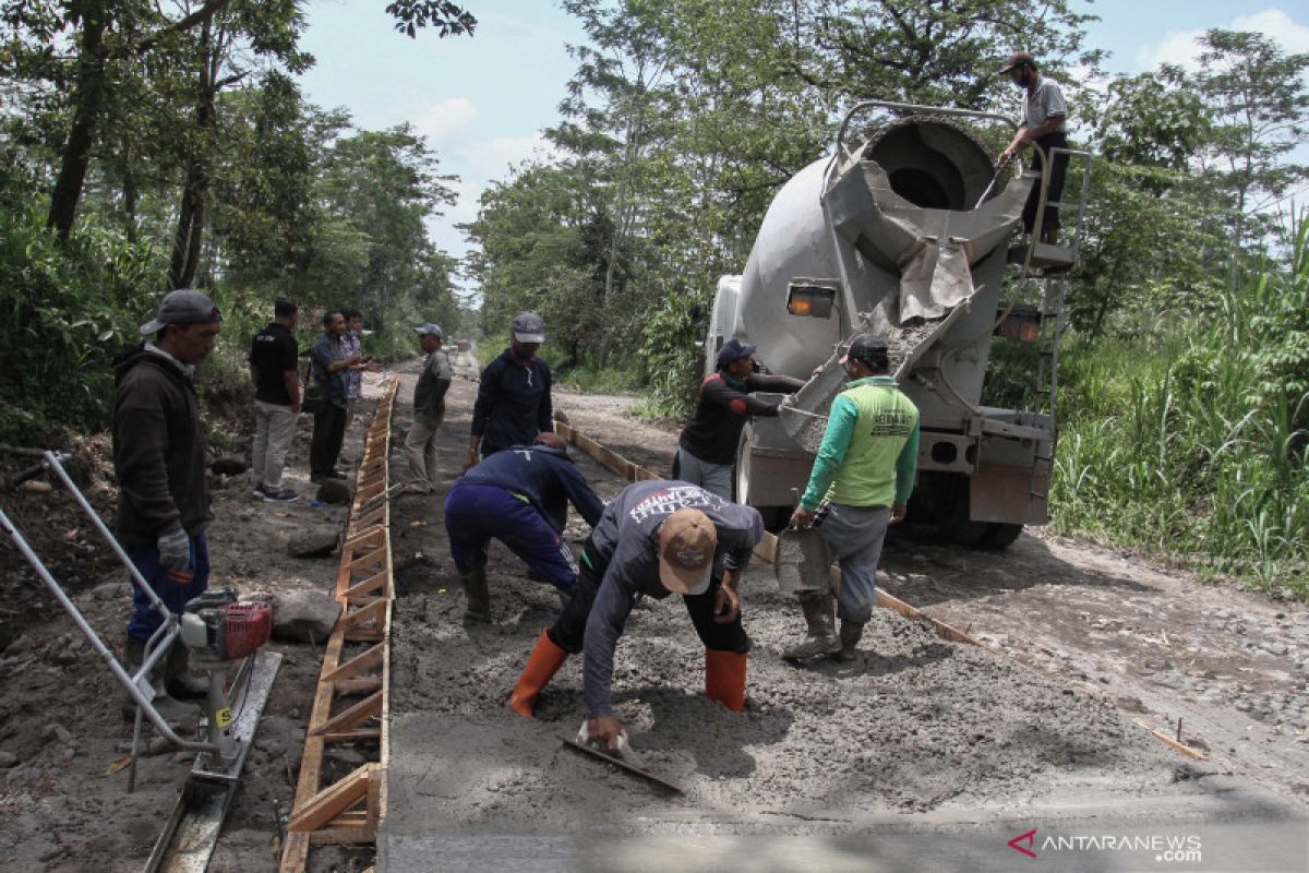 Jalur evakuasi Merapi dengan cor blok berkualitas bagus