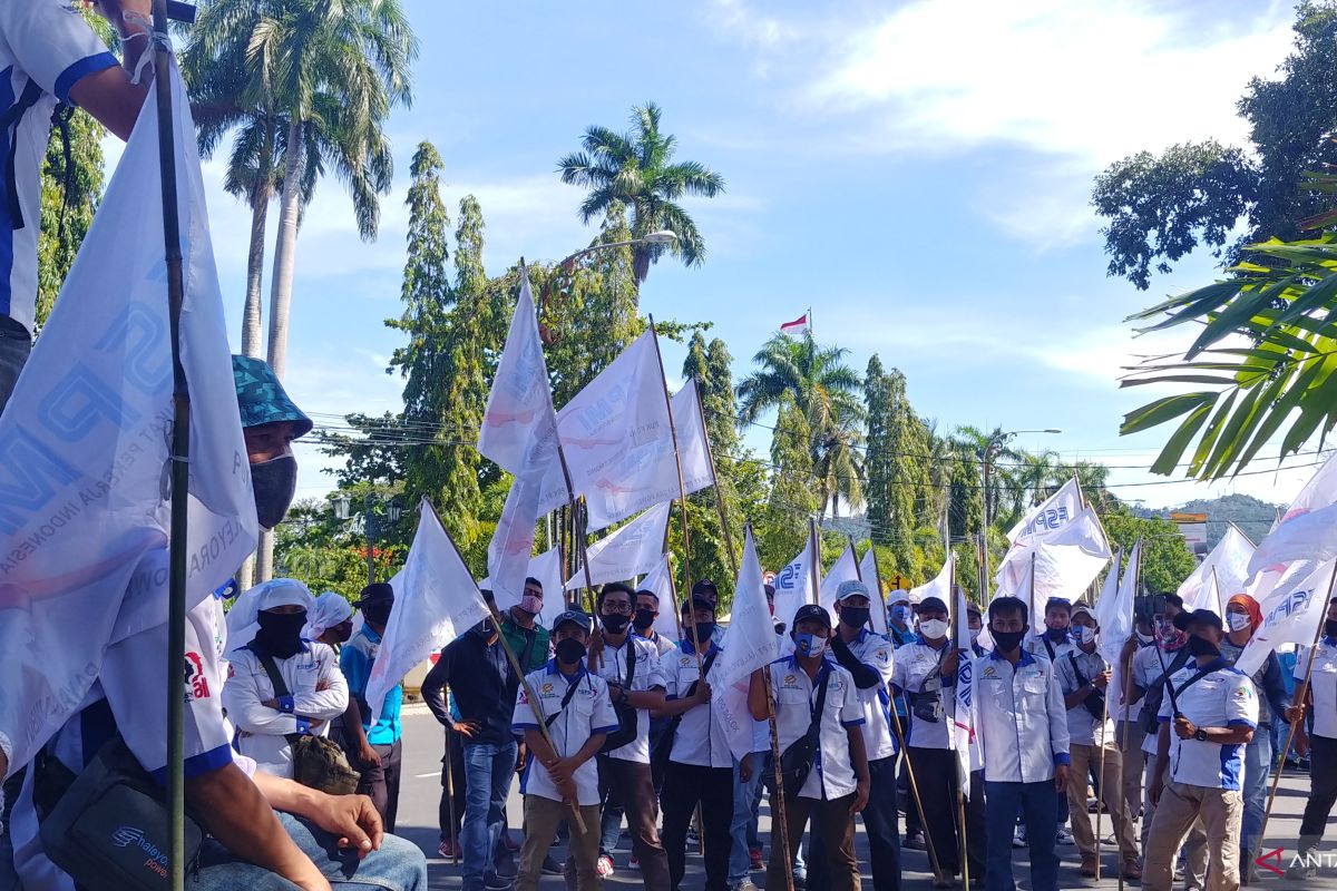 Puluhan buruh demo di Kantor Gubernur Sumbar minta naikkan UMP