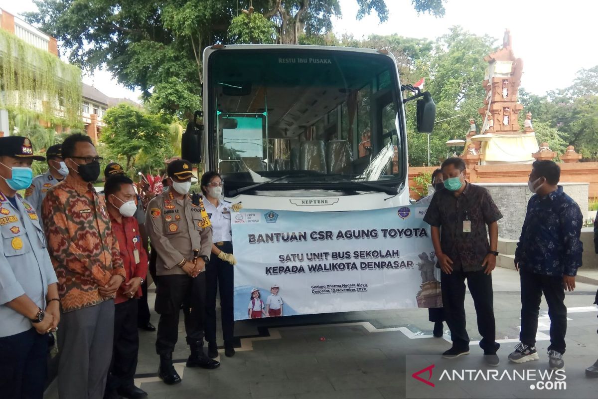 Pemkot Denpasar terima bantuan bus sekolah