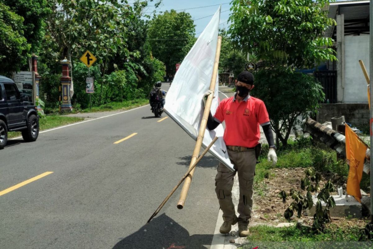 Bawaslu Gunung Kidul tertibkan ratusan peraga kampanye langgar aturan