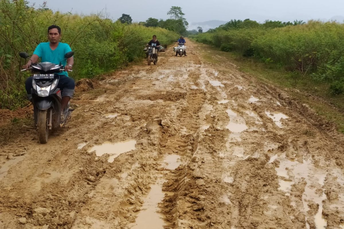 Warga mata ie 16 tahun mengarungi jalan berlumpur dan berdebu