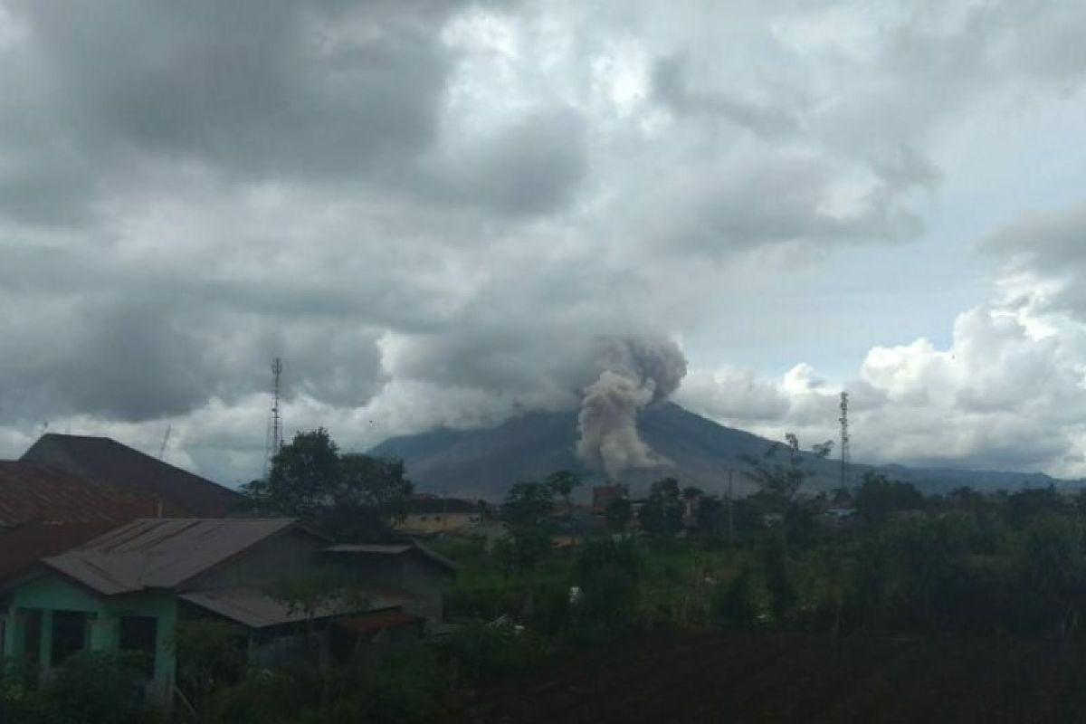 Gunung Sinabung  luncurkan awan panas sejauh 1.500 meter