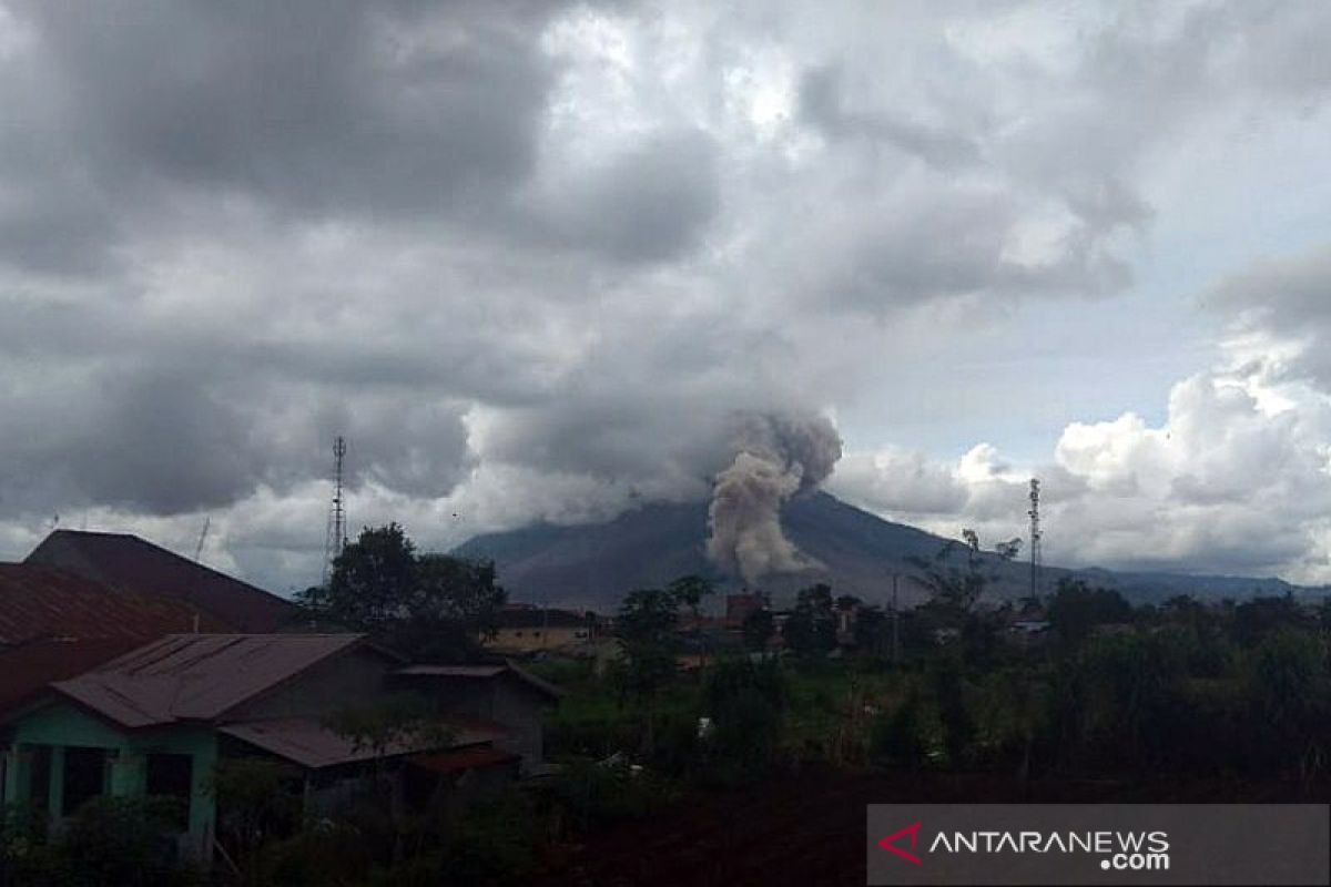 Gunung Sinabung di Karo luncurkan awan panas sejauh 1.500 meter