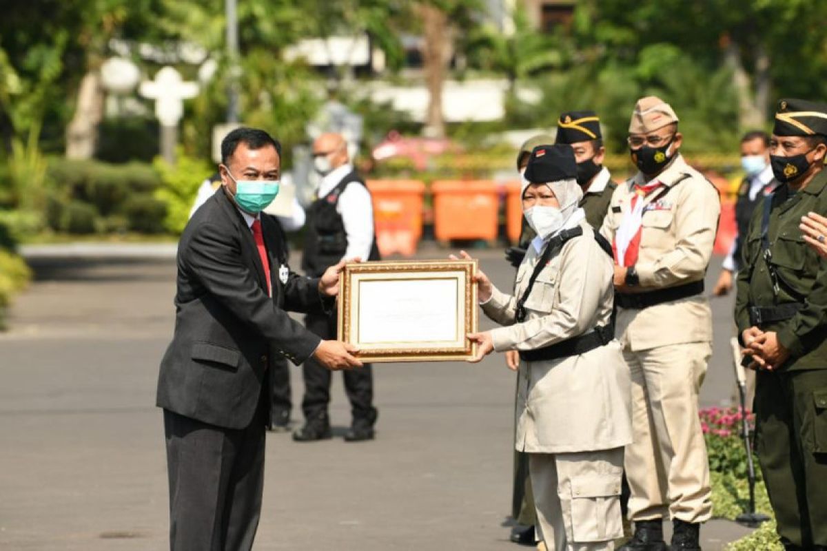 Hari Pahlawan Wali Kota Surabaya Risma beri penghargaan kepada BIN