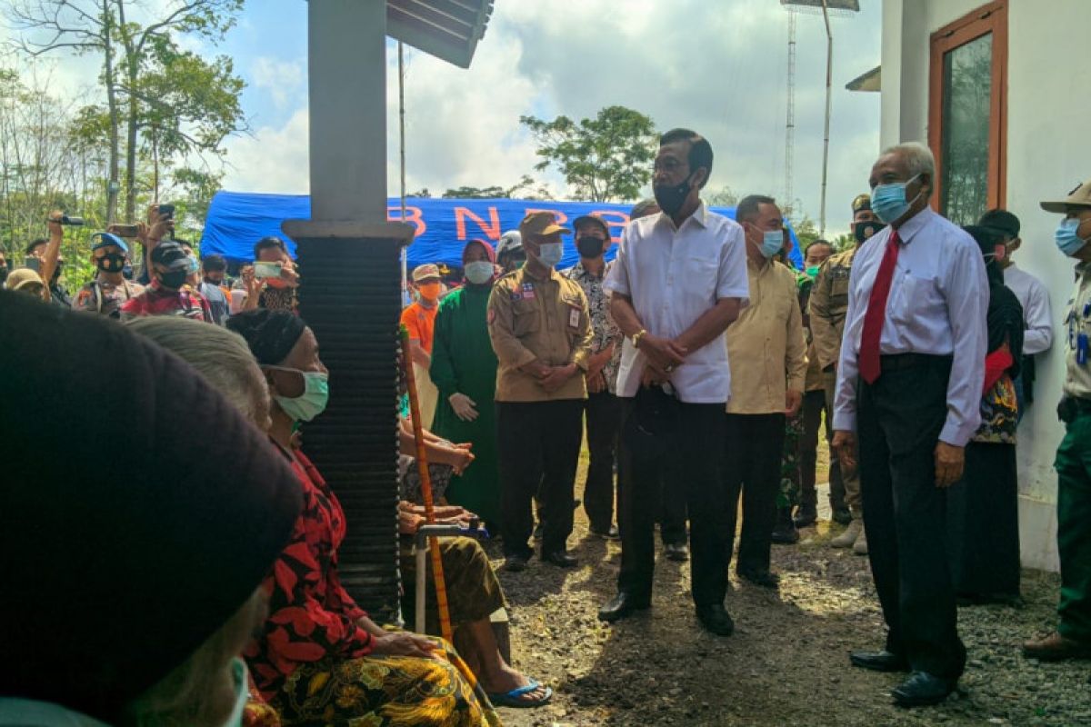 Gubernur DIY tinjau lokasi barak pengungsian erupsi Gunung Merapi