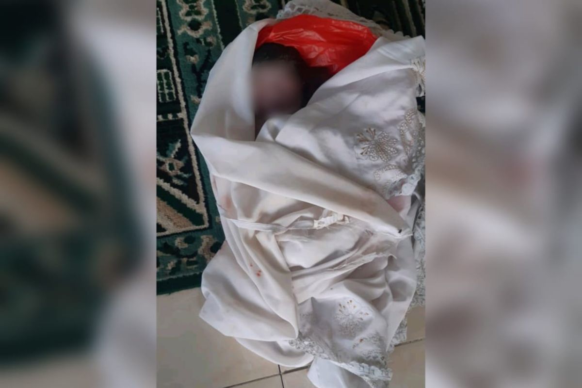 Seorang pemulung menemukan jasad bayi yang terbungkus dalam plastik merah di teras toko
