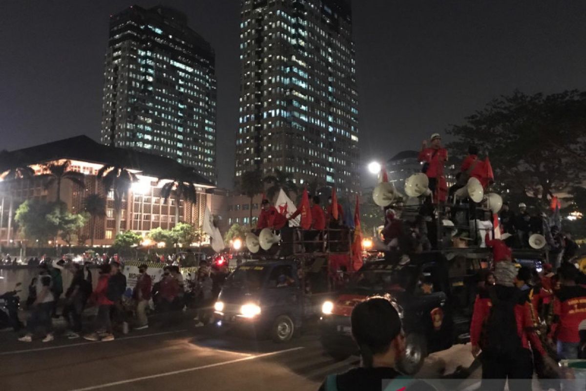 Buruh dan mahasiswa bubar usai demo di Patung Kuda