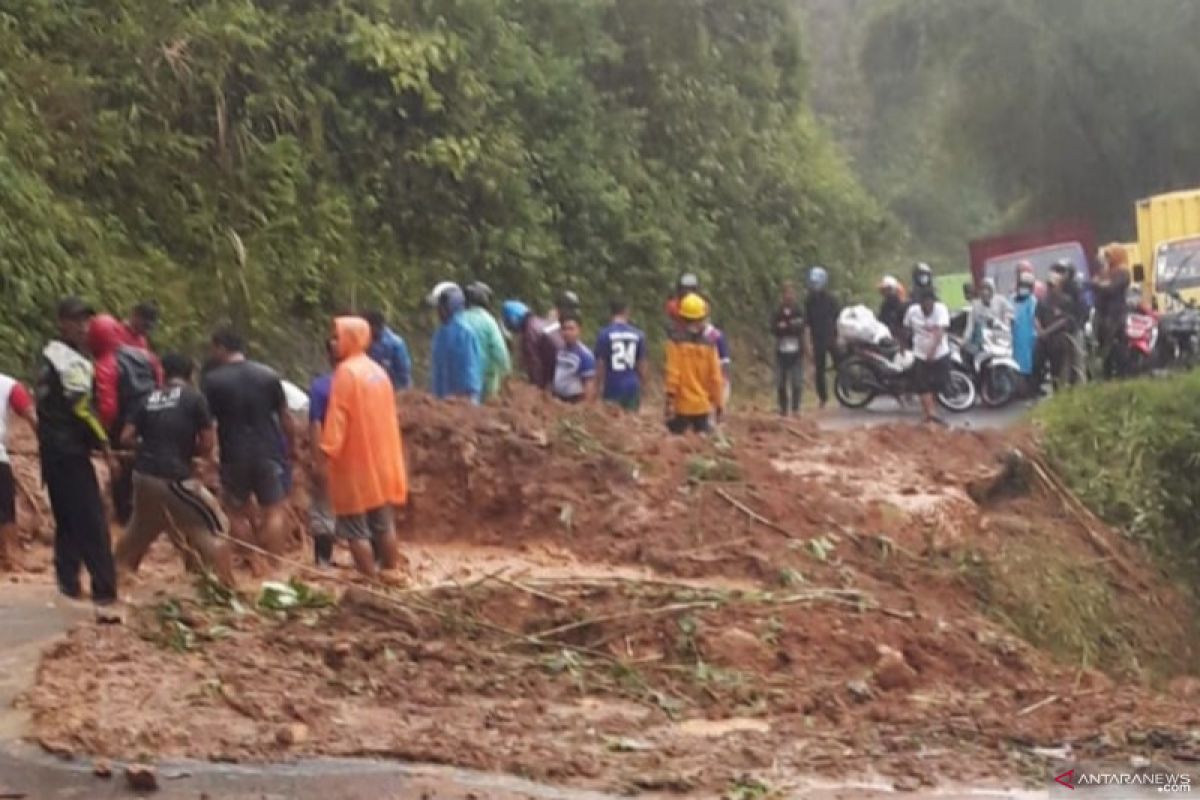 Jalur selatan Cianjur sudah dapat dilalui setelah tertutup longsor