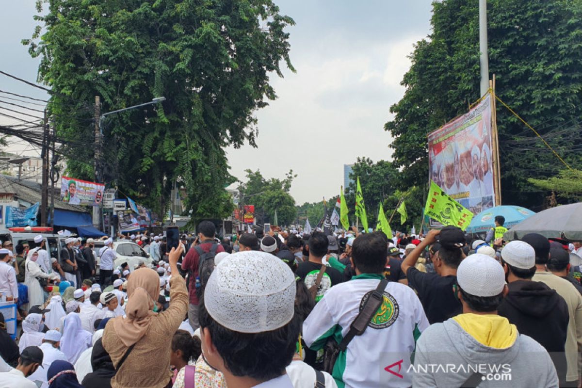 Lalu lintas arah Slipi tutup imbas padatnya massa Rizieq Shihab