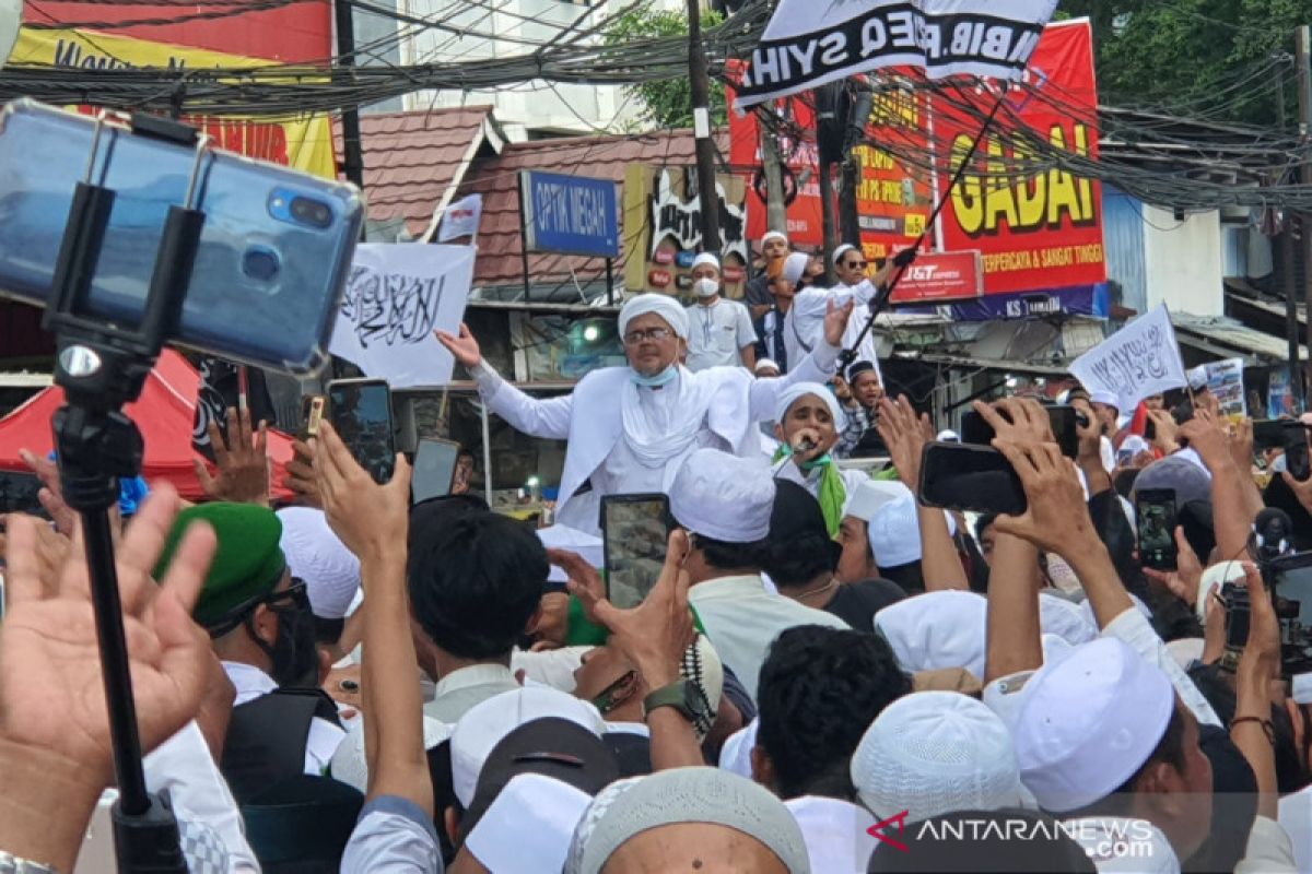 Rizieq Shihab  disambut meriah para pengikut  di kediamannya