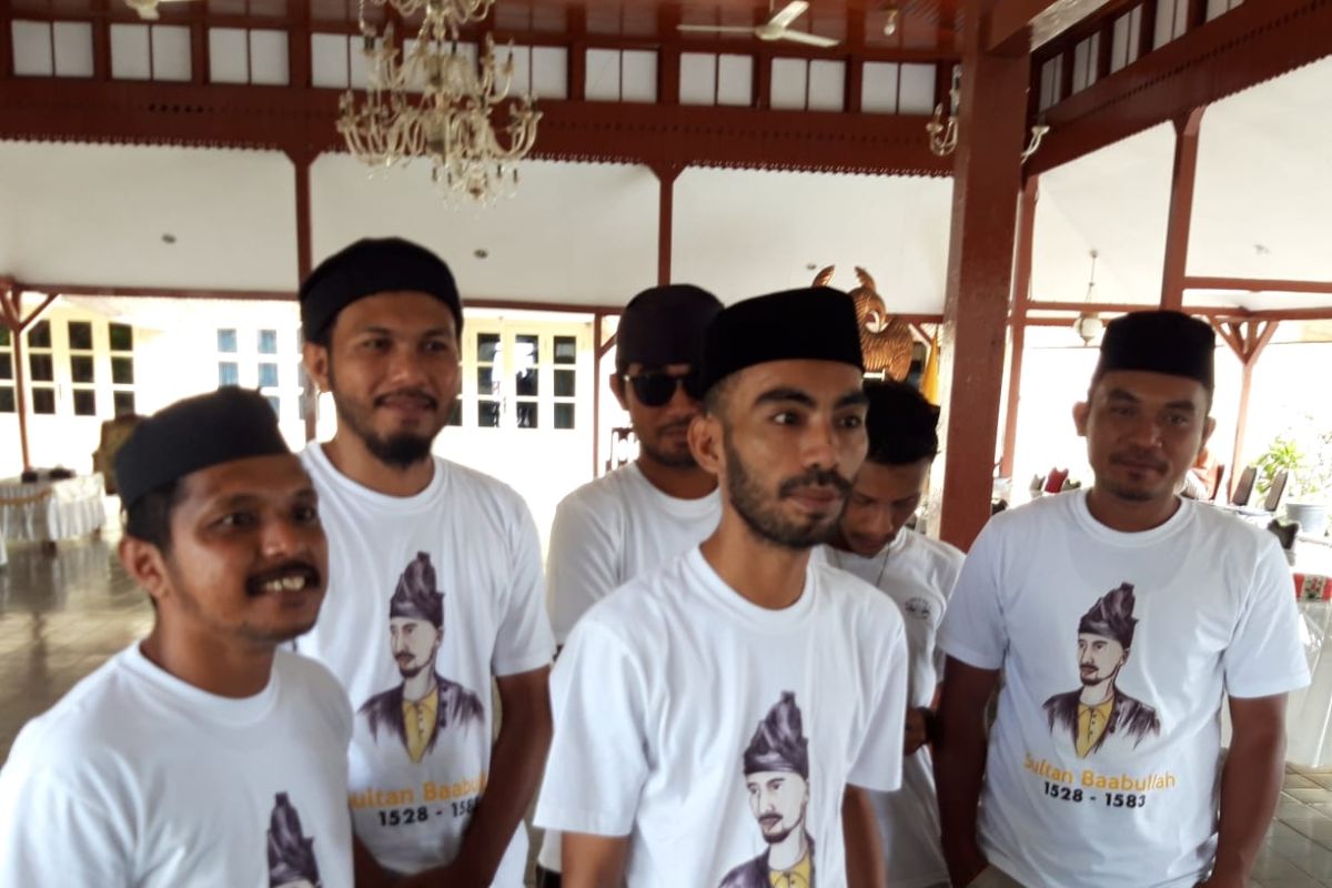 Aktivis LSM Karamat sujud syukur sambut  Sultan Baabullah ditetapkan pahlawan nasional