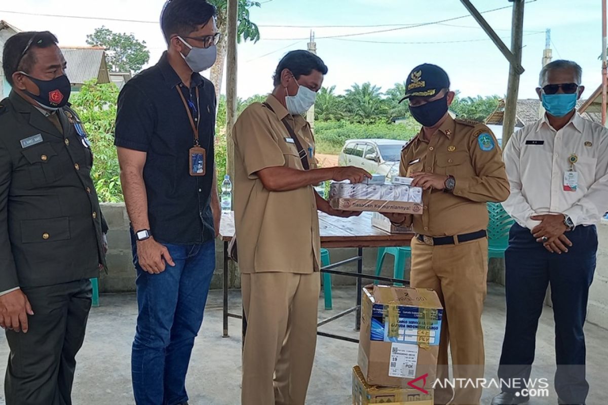 PT Timah Salurkan Bantuan Susu dan Vitamin ke Dusun Bedukang