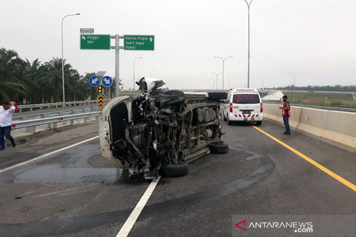 Kecelakaan mobil Innova di jalan tol akibat supir mengantuk