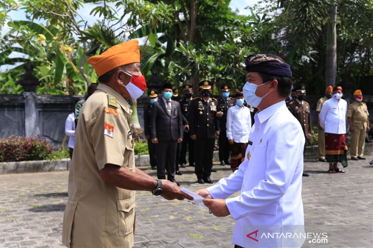 Bupati Klungkung serahkan bantuan untuk veteran