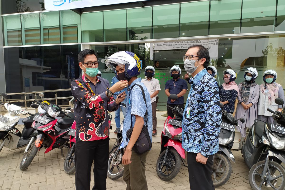 Tekan kecelakaan, BPJAMSOSTEK Serang bagikan 100 helm kepada pekerja