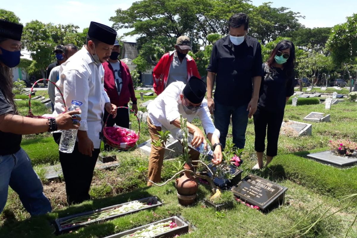 Cawali Machfud Arifin ziarah ke makam mantan Sekjen PDIP