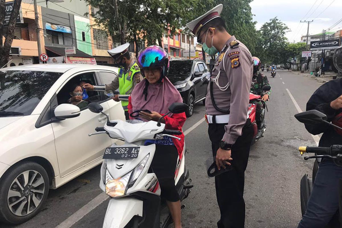 Polisi lalu lintas peringati hari pahlawan bagikan 1.800 masker