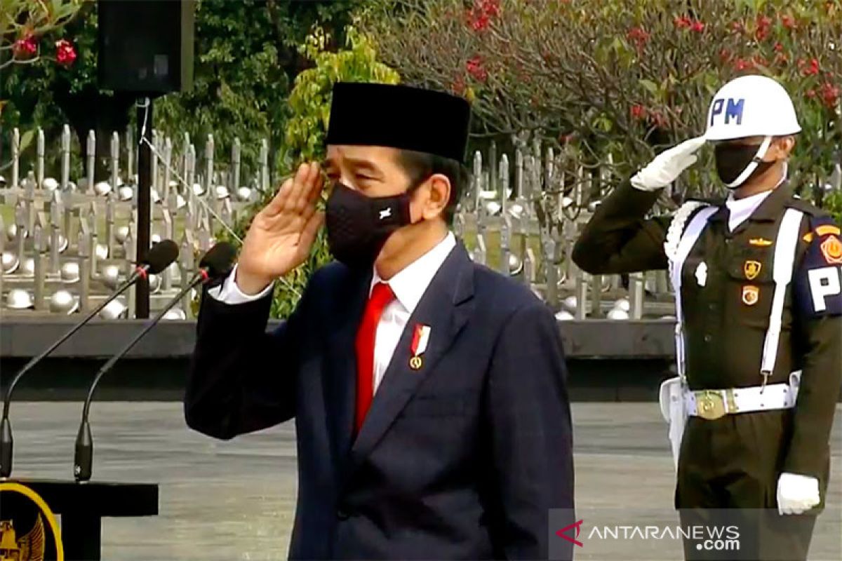 Presiden Joko Widodo anugerahkan gelar pahlawan nasional kepada enam tokoh